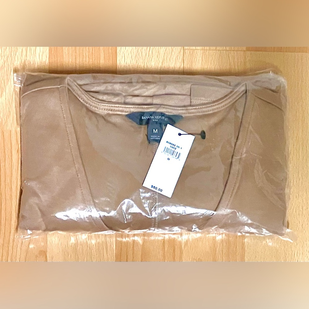 Banana Republic SOFT TOUCH SEAMED TOP/ V-Neck/Tan - Size Medium - Picture 2 of 5